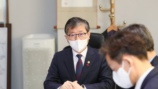 변창흠(사진) 국토부 장관이 5일 영상으로 진행된 주택 공급기관 간담회에 참석해 발언하고 있다. <연합뉴스>